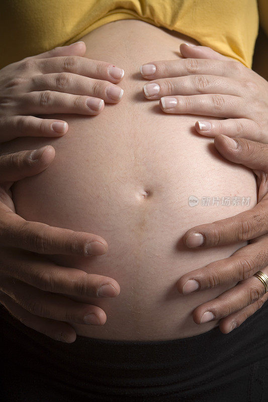 四手放在孕妇的肚子上