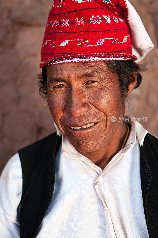 秘鲁塔基利岛，身着民族服装的男子