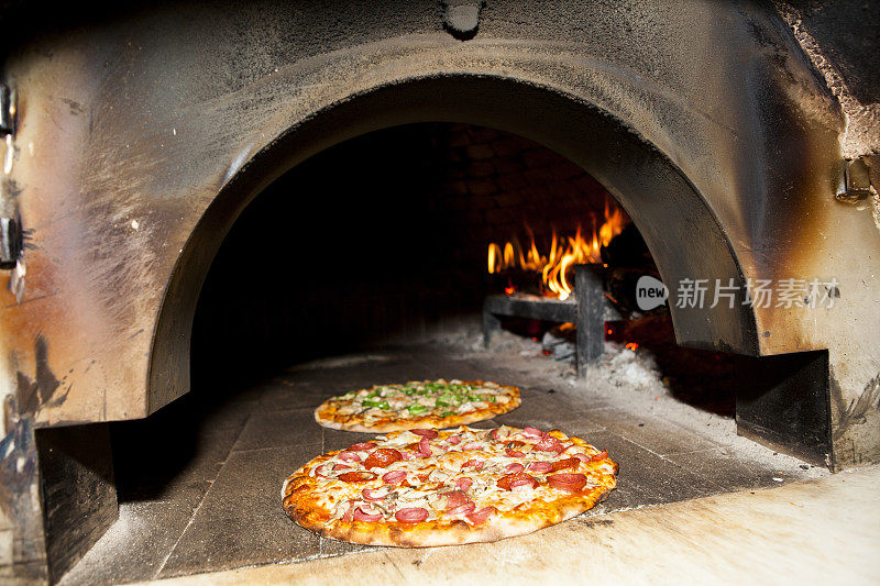 烧木头的烤箱里的披萨