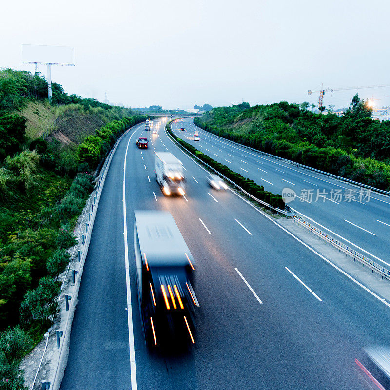 高速公路上超速的卡车