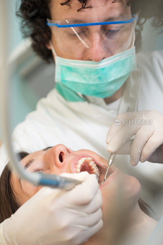 牙医在工作