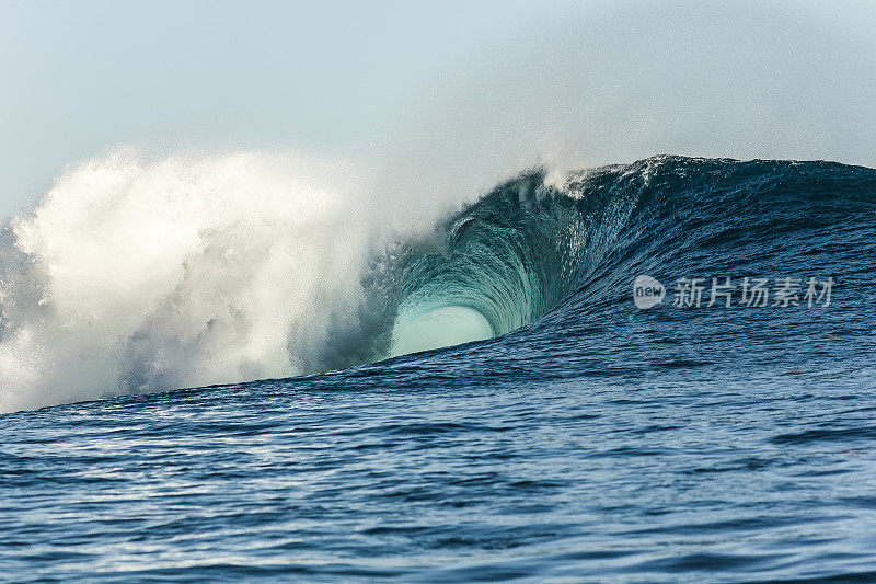 Teahupo'o海滩上巨大的管波