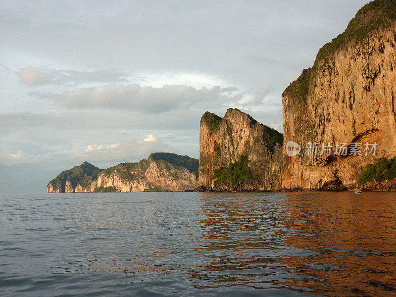 菲菲勒岛岩石海岸线，泰国