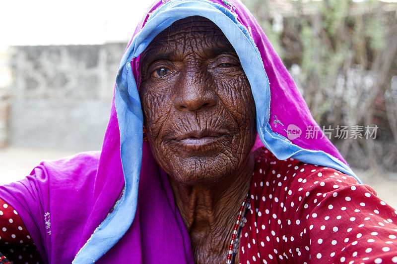 来自印度拉贾斯坦邦的真正老年妇女的肖像