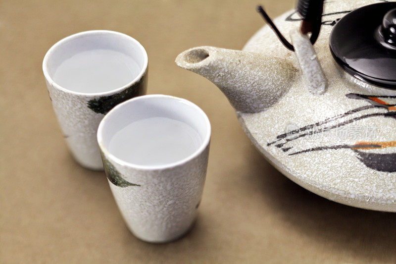 陶瓷清酒壶和杯子