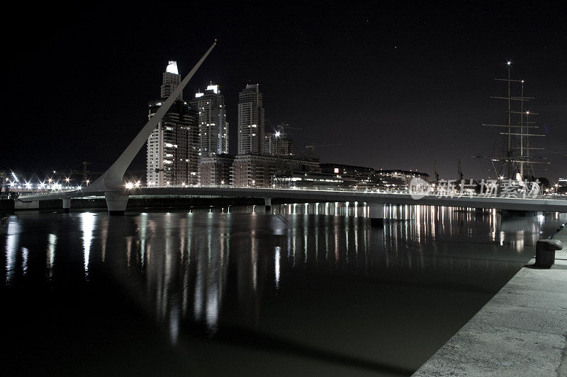 女人桥的夜景