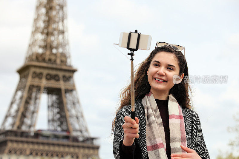 年轻美女在巴黎自拍