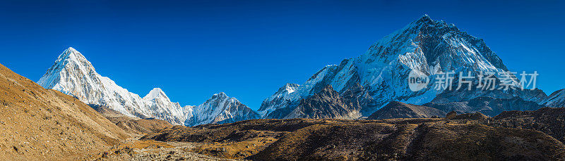 白雪皑皑的山峰俯瞰着尼泊尔喜马拉雅山珠穆朗玛峰大本营昆布