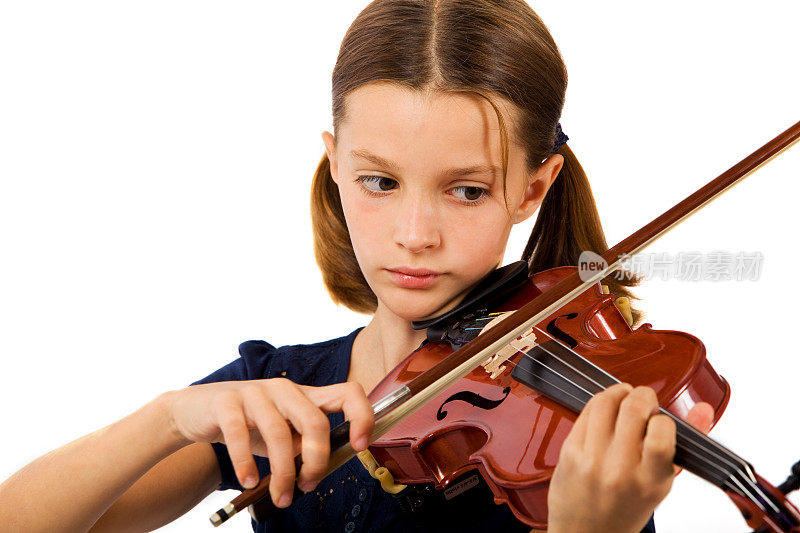 年轻小提琴家的肖像与古老的和有价值的小提琴。