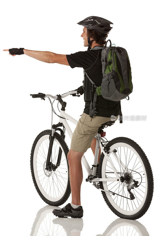 男性骑自行车的人骑着自行车并指着