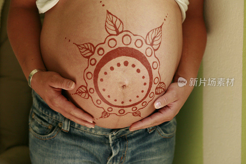 怀孕的肚子和指甲花纹身