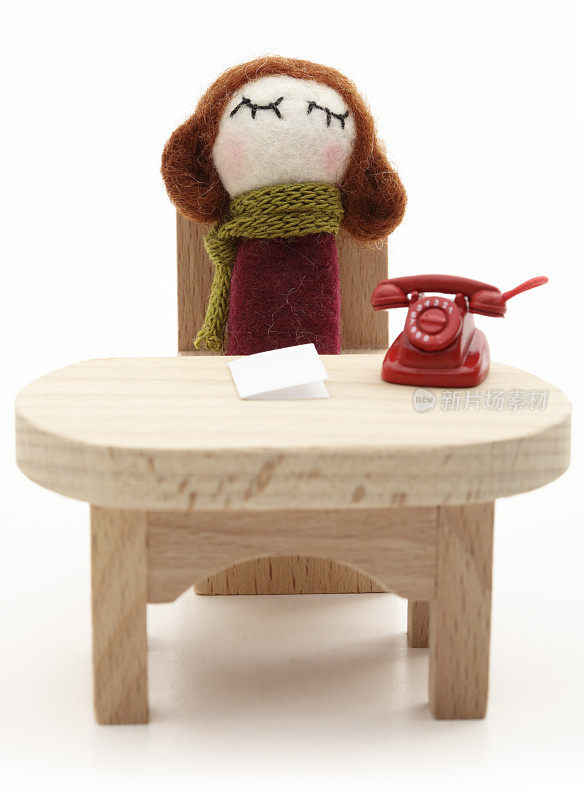 娃娃在等电话。