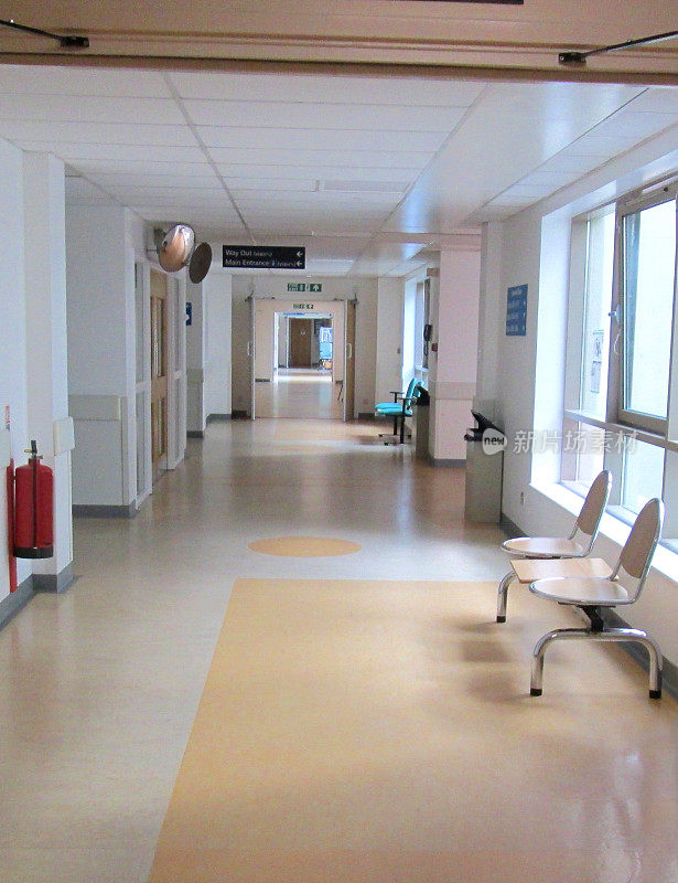 医院走廊的形象，座椅，米色乙烯地板，灭火器