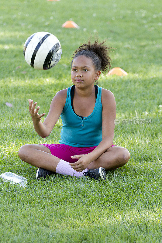 非洲裔美国女孩掷球