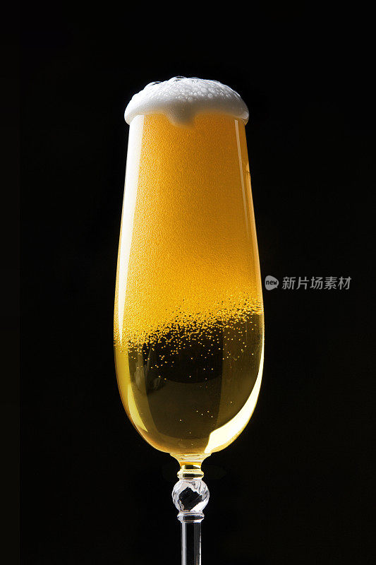 用优雅的玻璃杯盛着的淡啤酒