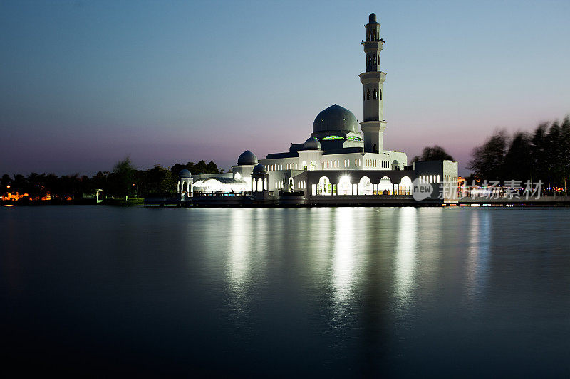 马来西亚吉隆坡市漂浮的mosque。