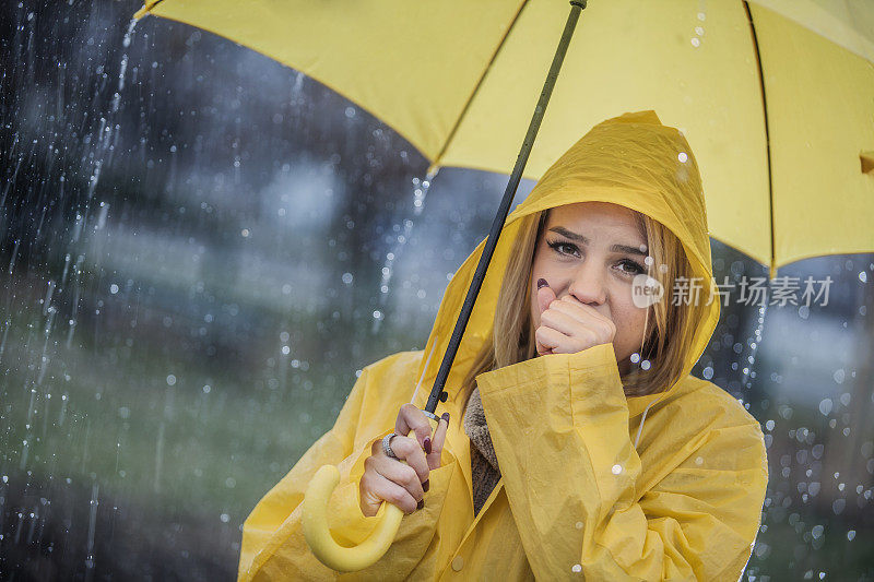 可爱的女孩准备好下雨了!