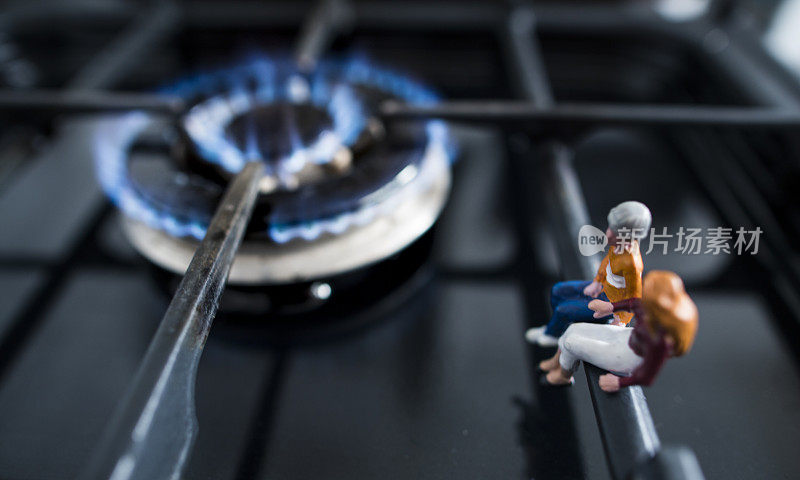 一家人在炉火旁取暖，家庭取暖
