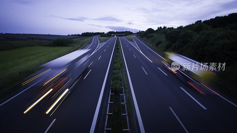 道路上的夜晚:高速公路上模糊的汽车