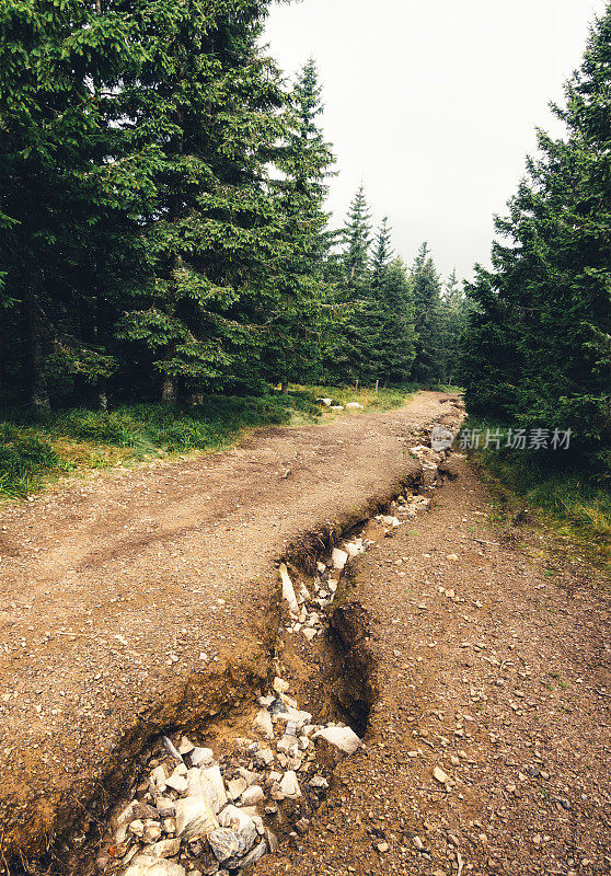 洪水后受损的道路