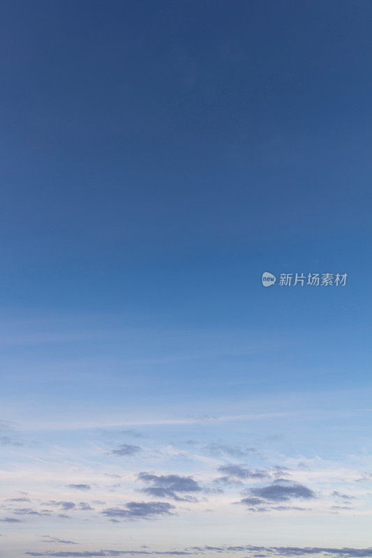 黑暗多云的天空背景