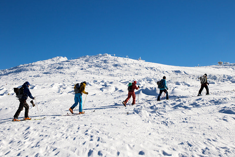 一群滑雪旅行的朋友