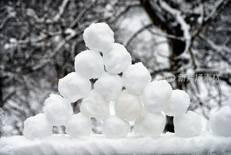 新堆的雪球