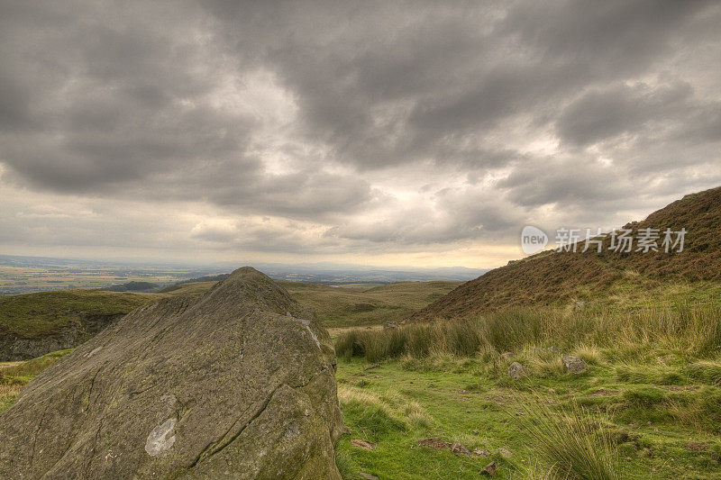 苏格兰山坡上的一块大石头