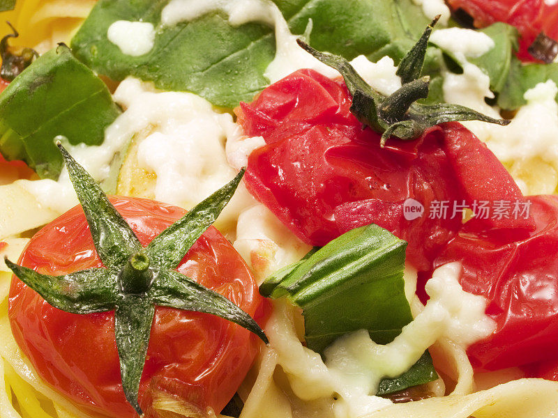 意大利面系列-番茄，罗勒和莫札雷勒宽面