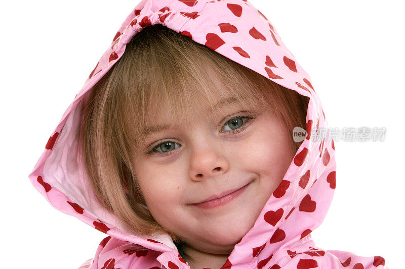穿着粉色心形雨衣的可爱小女孩