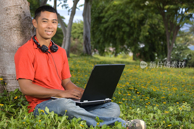 年轻的亚洲学生在校园里。