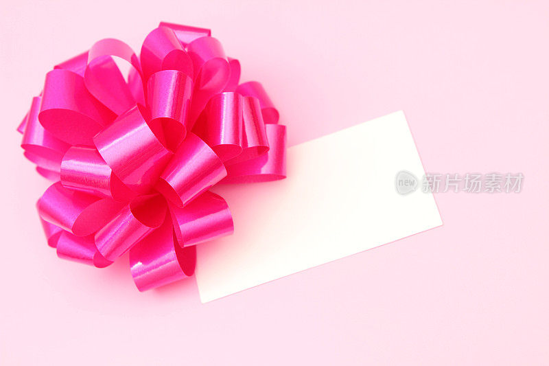粉红色的礼物标签