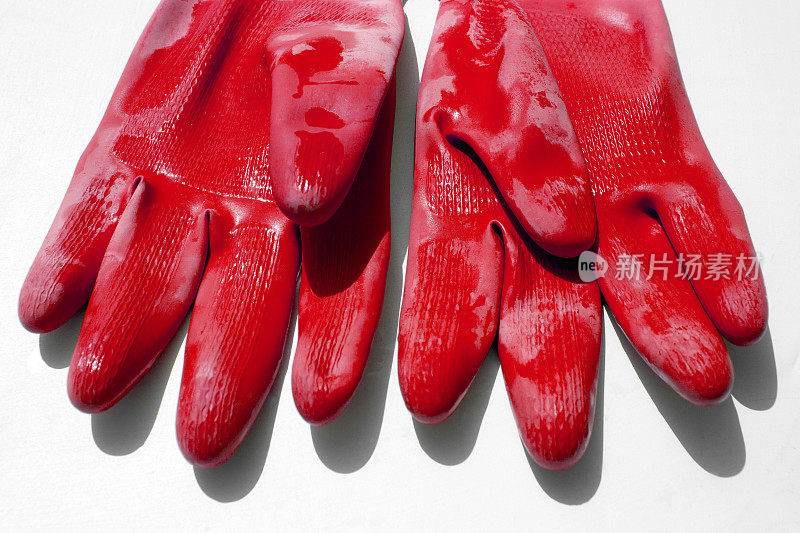 一双红色的橡胶手套