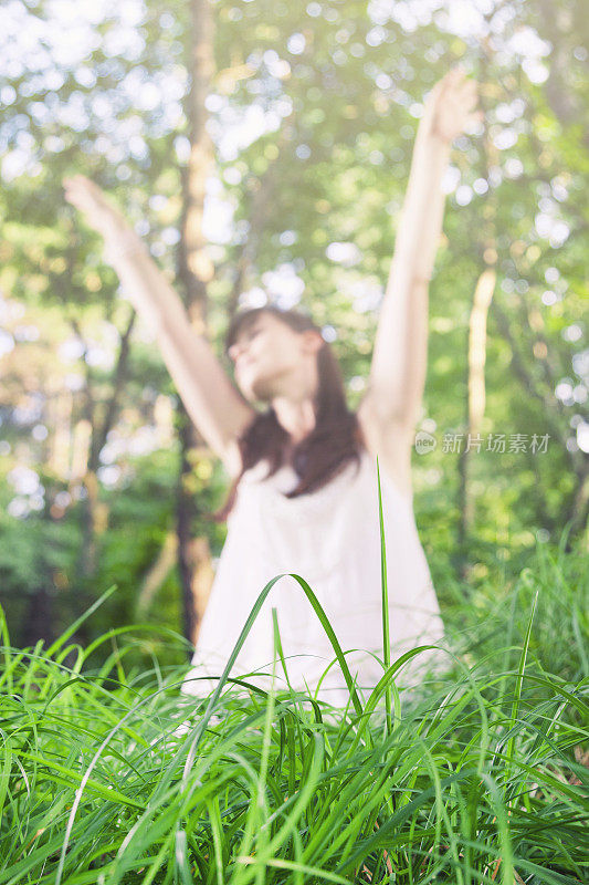 年轻女子在森林里放松