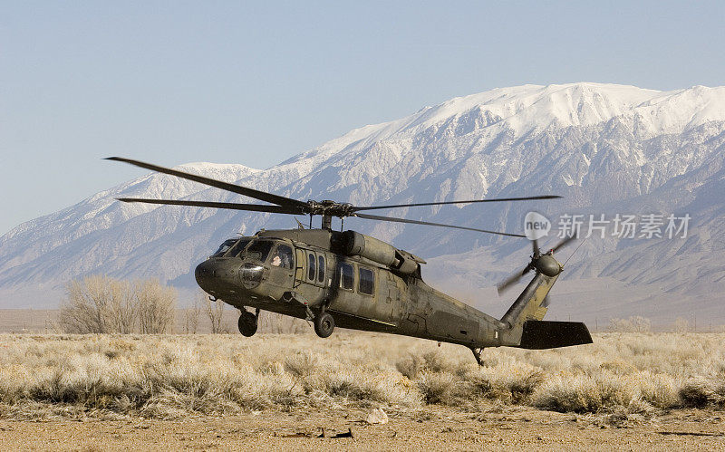 H-60直升机在沙漠降落的特写镜头