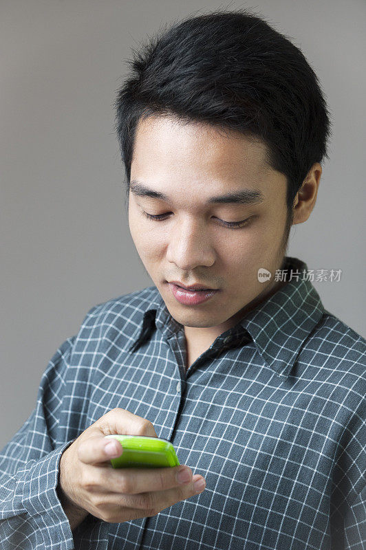 菲律宾(亚洲)男人在用手机