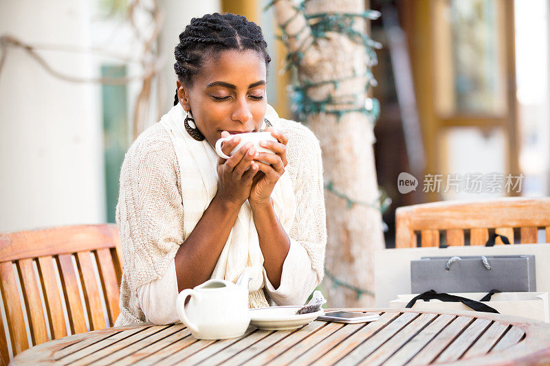 喜欢喝一杯热茶的漂亮女人。