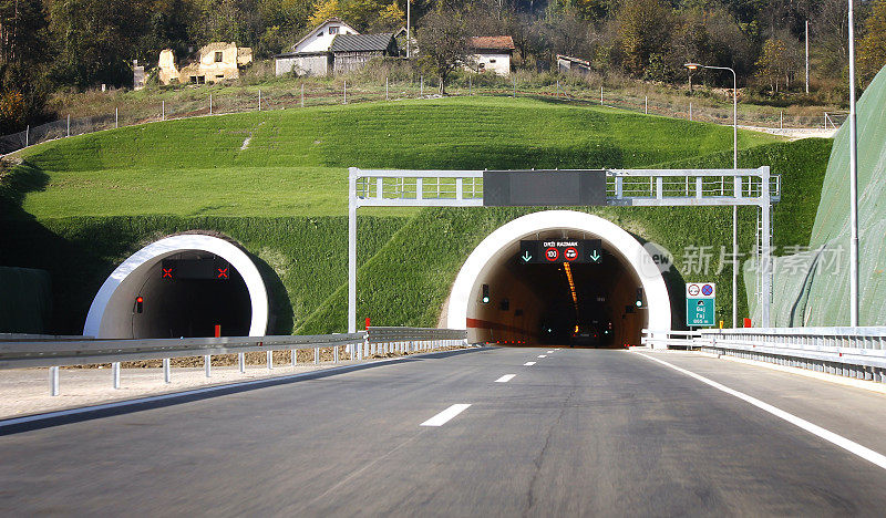 现代公路隧道的入口
