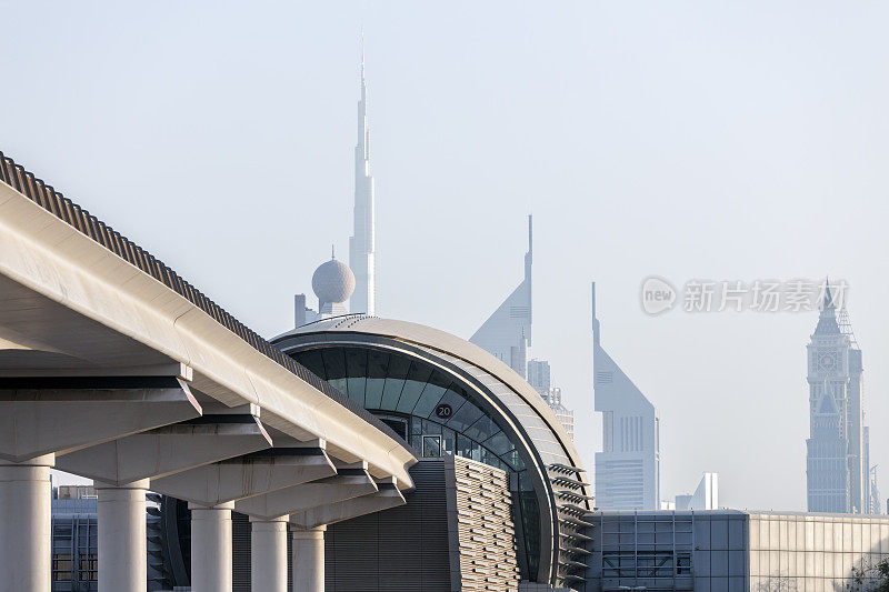 迪拜地铁站，高架轨道，摩天大楼，阿拉伯联合酋长国