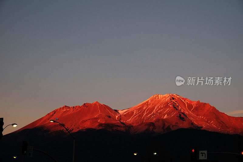 夕阳在山峦上留下一片红光