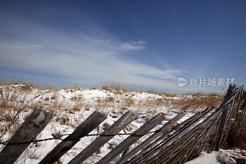 冬季沙滩沙丘与栅栏
