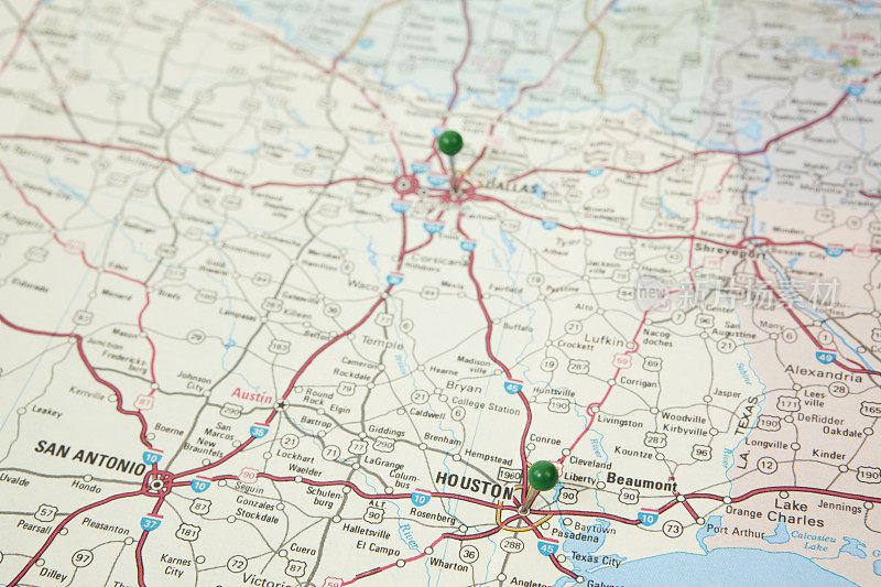 在休斯顿和达拉斯有图钉的德州地图