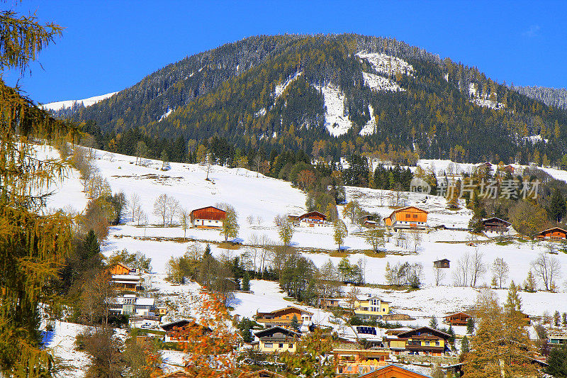 阿尔卑斯山的村庄，瑞士的小木屋，雪花纷飞，五彩缤纷的秋林