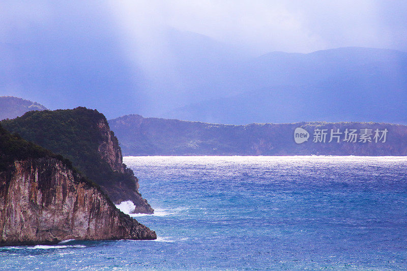 天上的光照耀着山海