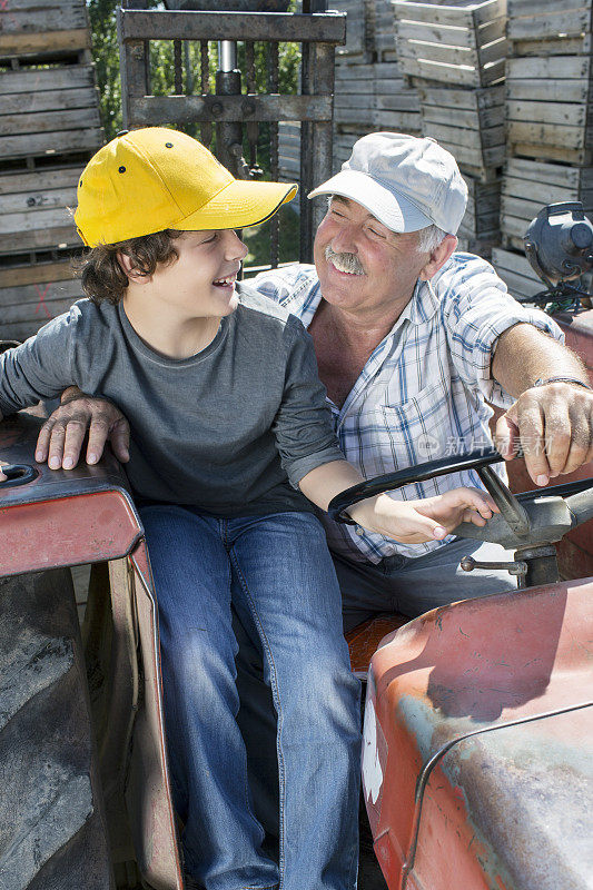 爷爷和孙子在拖拉机上