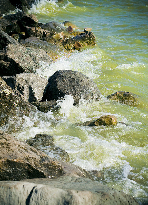 亚速海海岸。巨大的岩石和海浪。