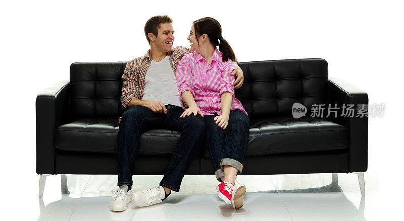 一对幸福的情侣坐在沙发上