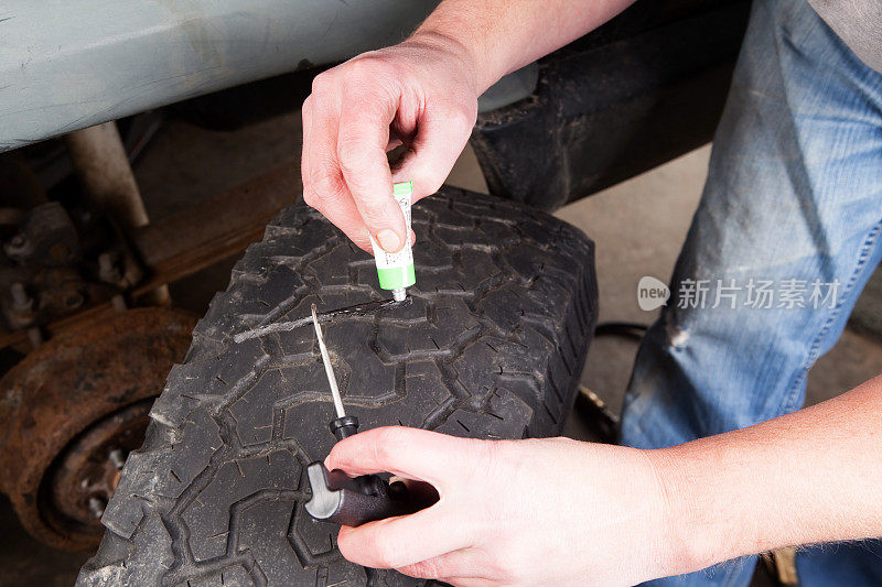 机械师应用橡胶水泥修补轮胎绳修补
