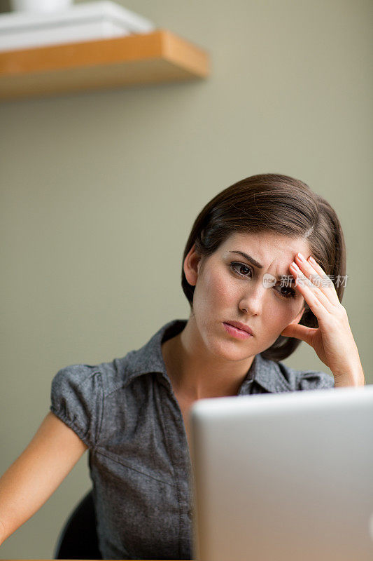 拉丁女人工作压力大