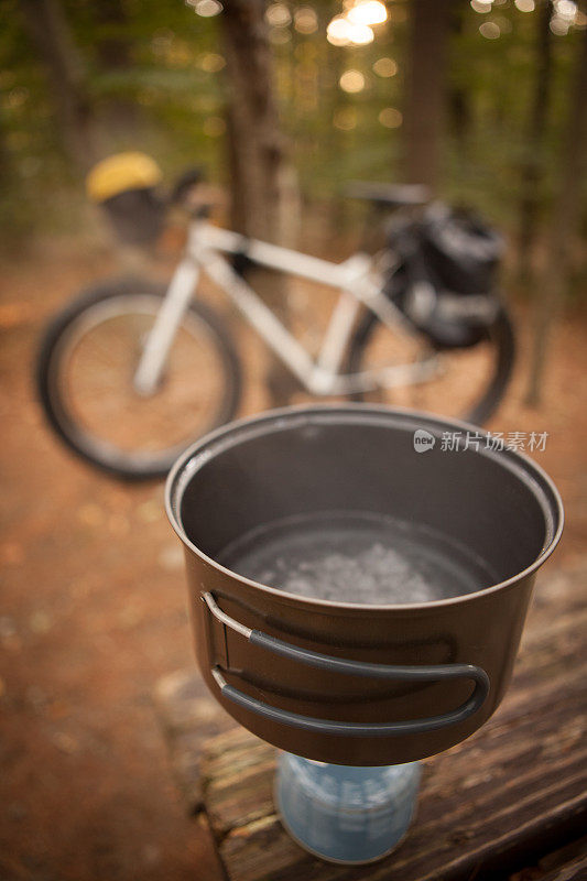 营地里的一壶沸水